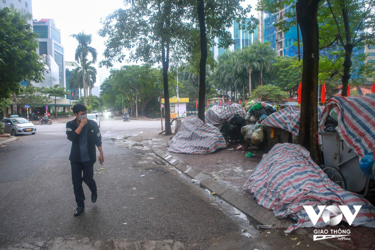 Ngày 03/11, hàng trăm xe thu gom rác đựng đầy rác thải sinh hoạt được trùm bạt kín, ùn ứ trên nhiều tuyến phố Hà Nội sau khi bãi rác Nam Sơn ngừng tiếp nhận.