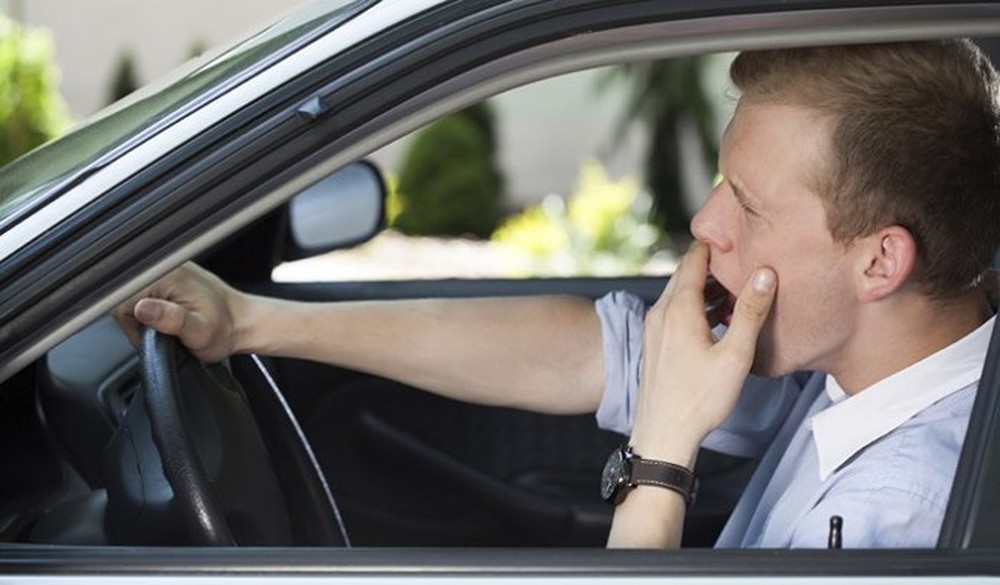 Nếu cảm thấy buồn ngủ hay mệt mỏi hãy đỗ xe vào nơi an toàn, chợp mắt một lái cho tỉnh táo rồi mới tiếp tục hành trình
