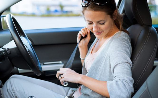 Thắt dây đai an toàn trên ô tô là điều bắt buộc khi chạy xe để đảm bảo an toàn cho người sử dụng